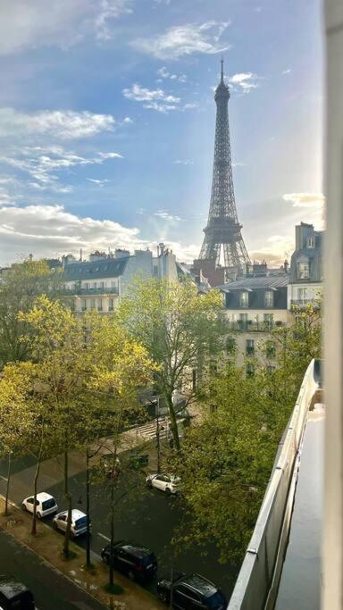 Center Eiffel Tower View