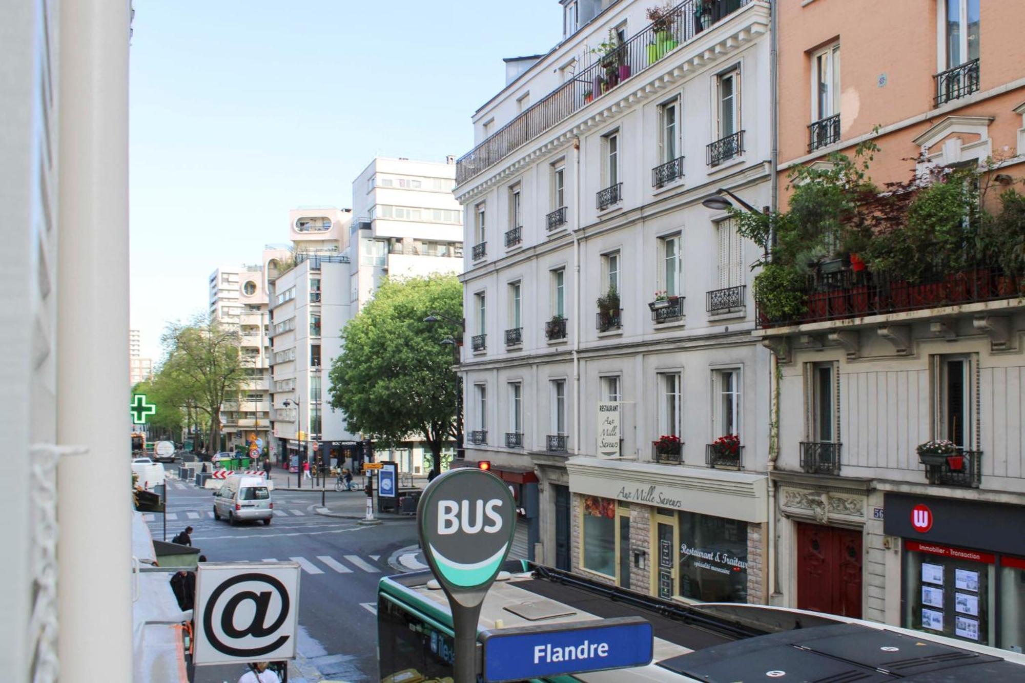 Beautiful Near The Canal De L'ourcq * Paris