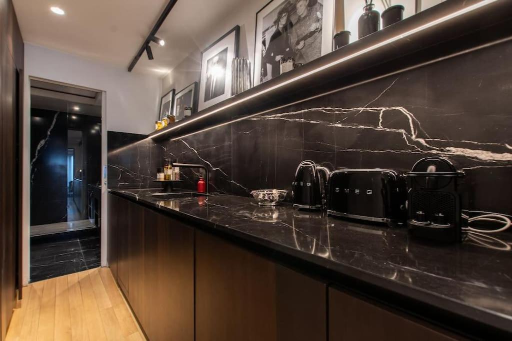 De Luxe Avenue Montaigne * Paris