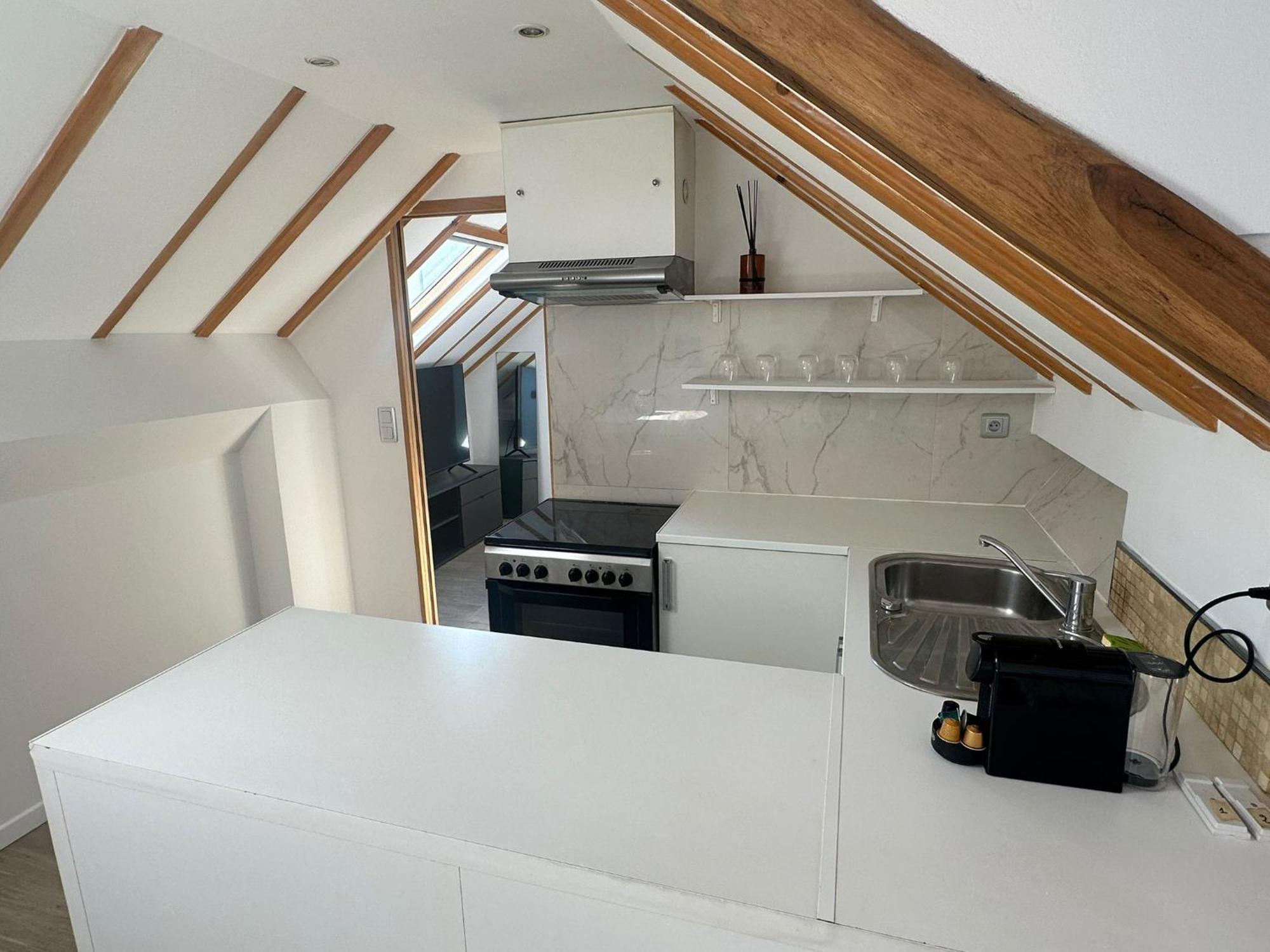 1 Opera - Modern Fully Furnished *
