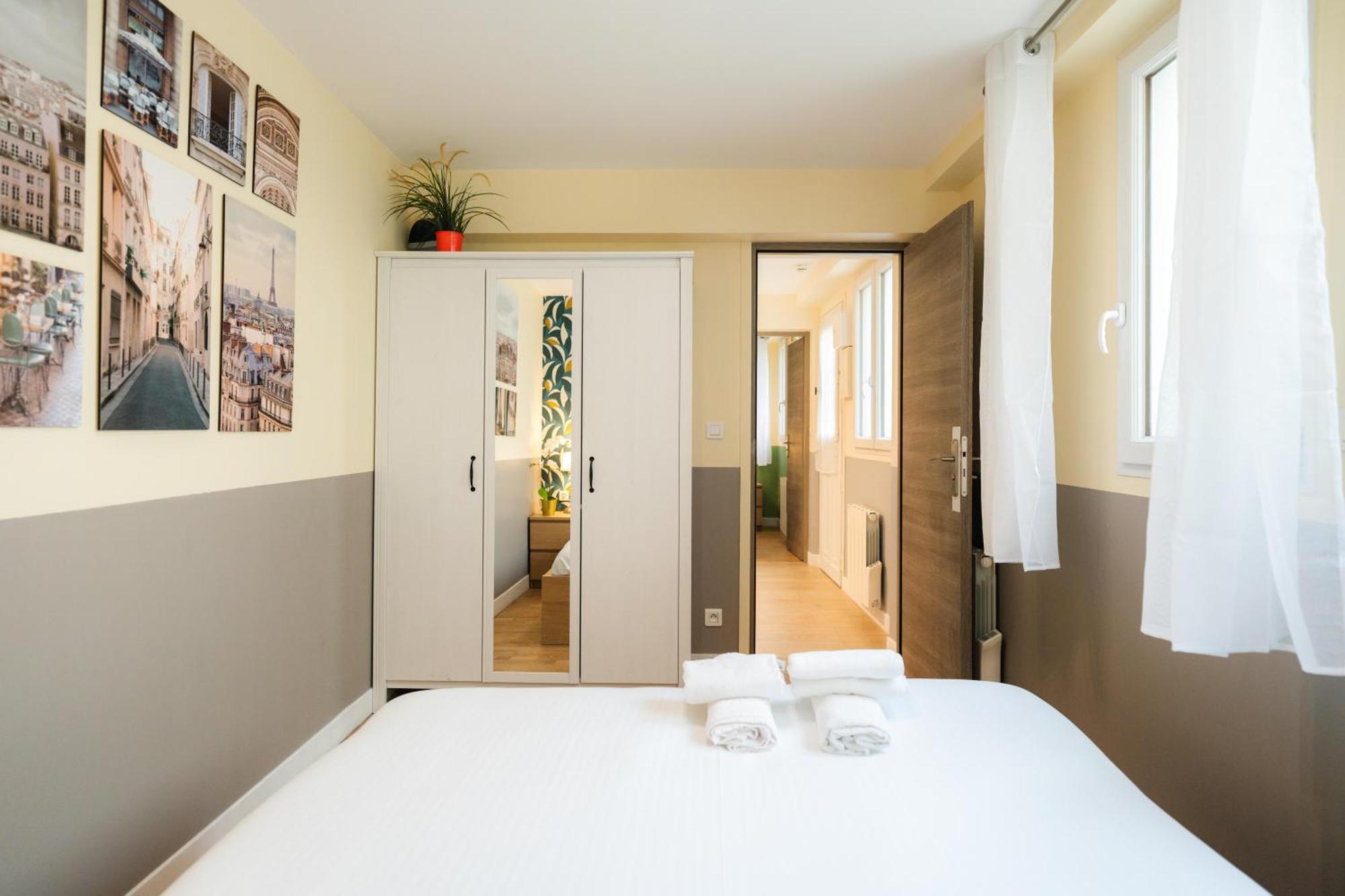 Apartment Stunning Modern Red Near Bastille-marais