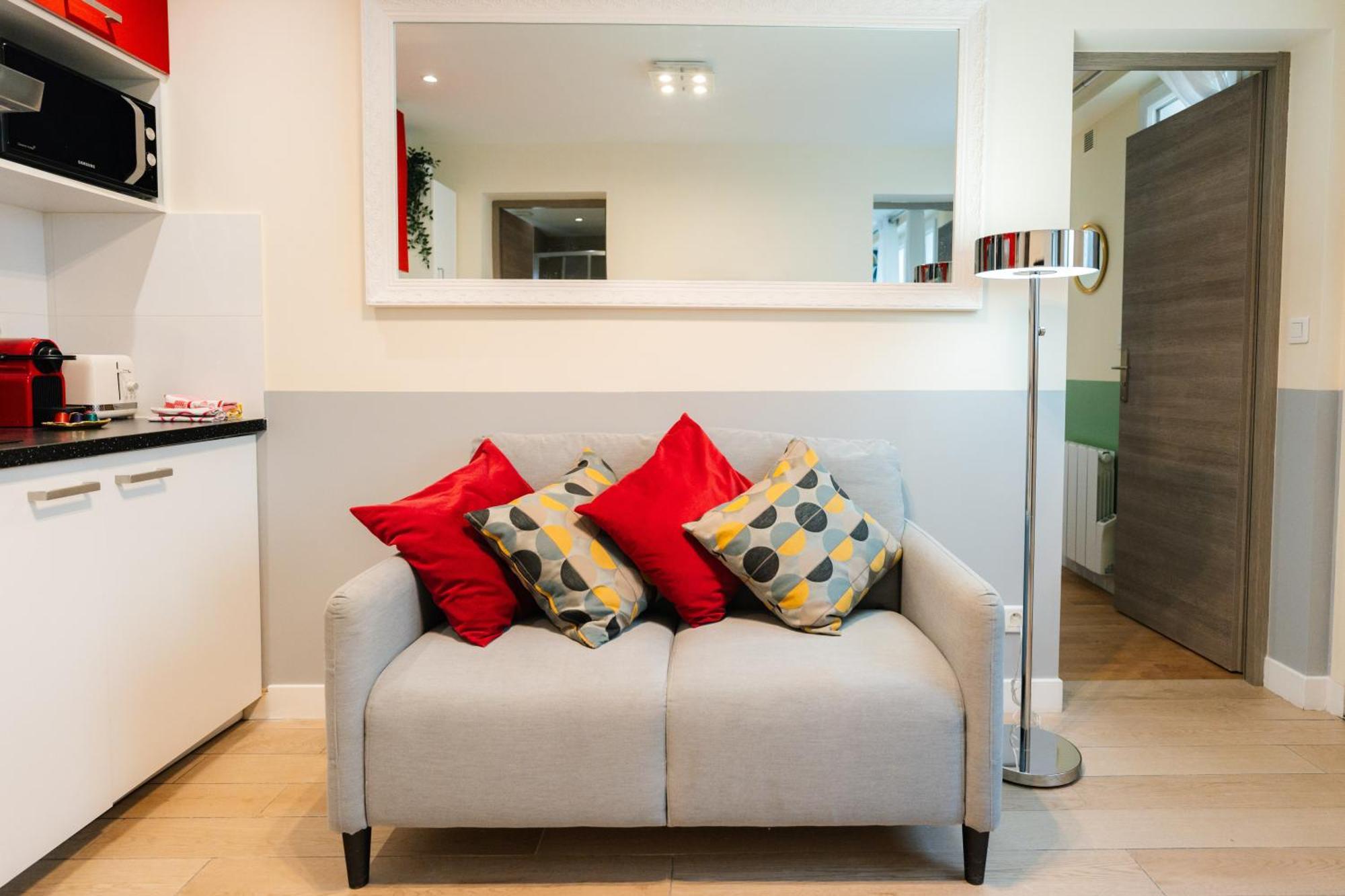 Stunning Modern Red Near Bastille-marais Apartment *
