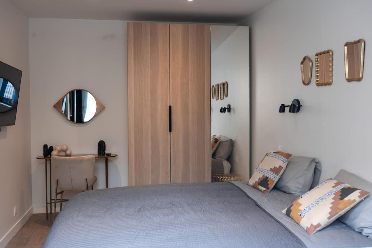 Rez De Chausse Dans Rue Pavee 4 Pers Nation * Paris