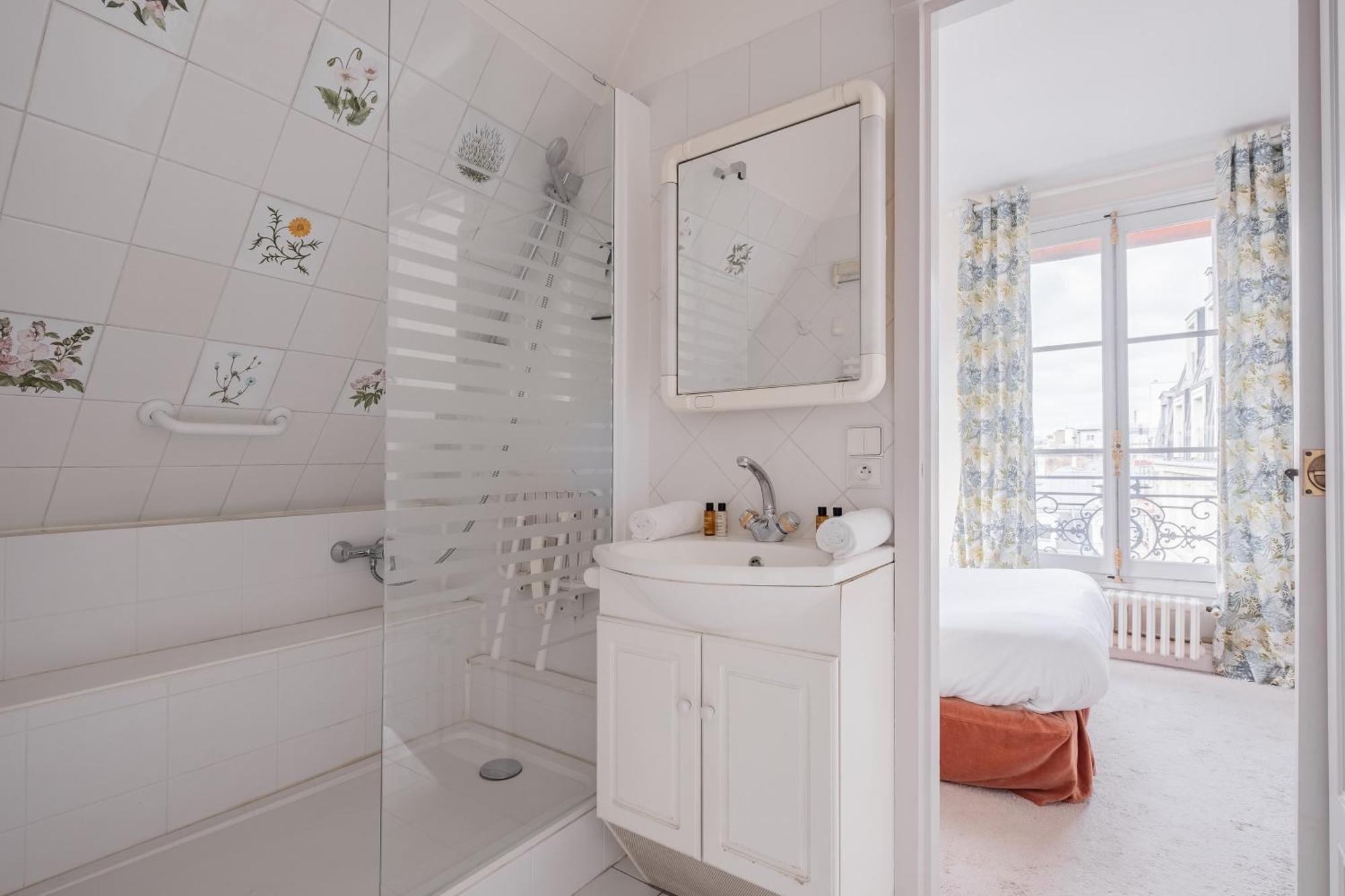 Veeve - Haussmannian Heights Apartment Paris