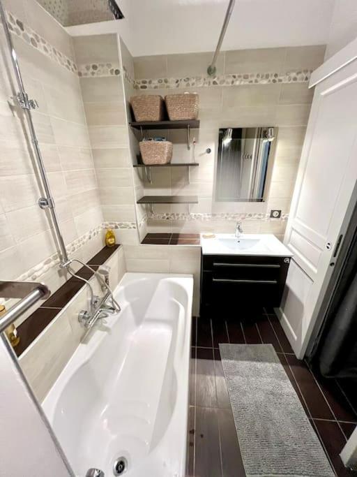 Apartment Grand Dans 8 Couchages Paris