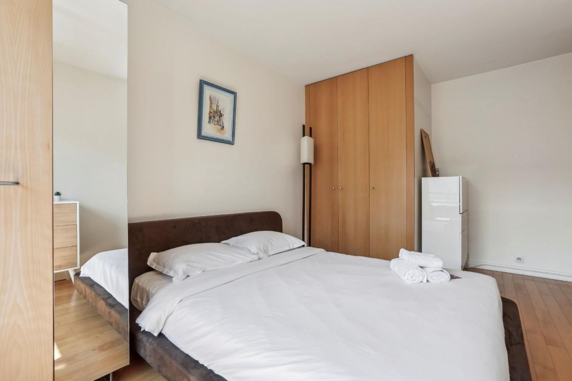 Trocadero & Arc De Triomphe With Balcony - Cityapartmentstay Paris