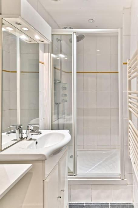 Appartement Chic #eiffeltower #champdemars -v