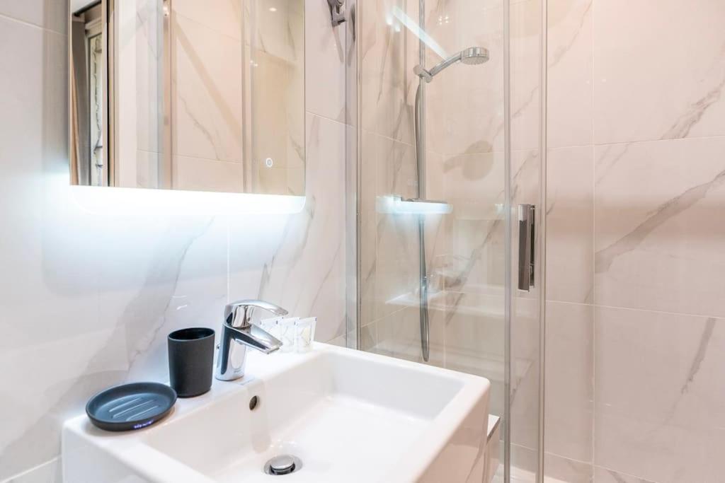Luxurious With Stylish Design And Comfort - 105 * Paris