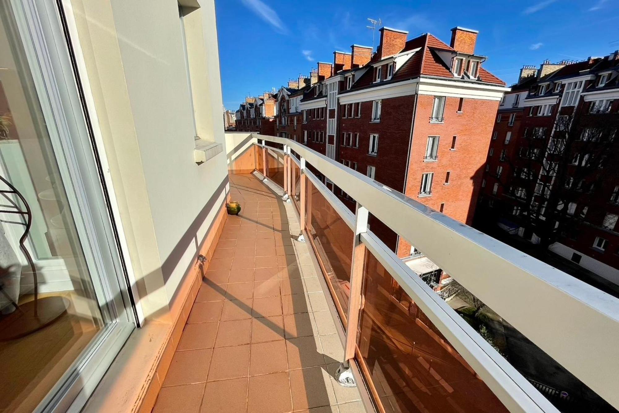 For 2 With Balcony In Apartment *