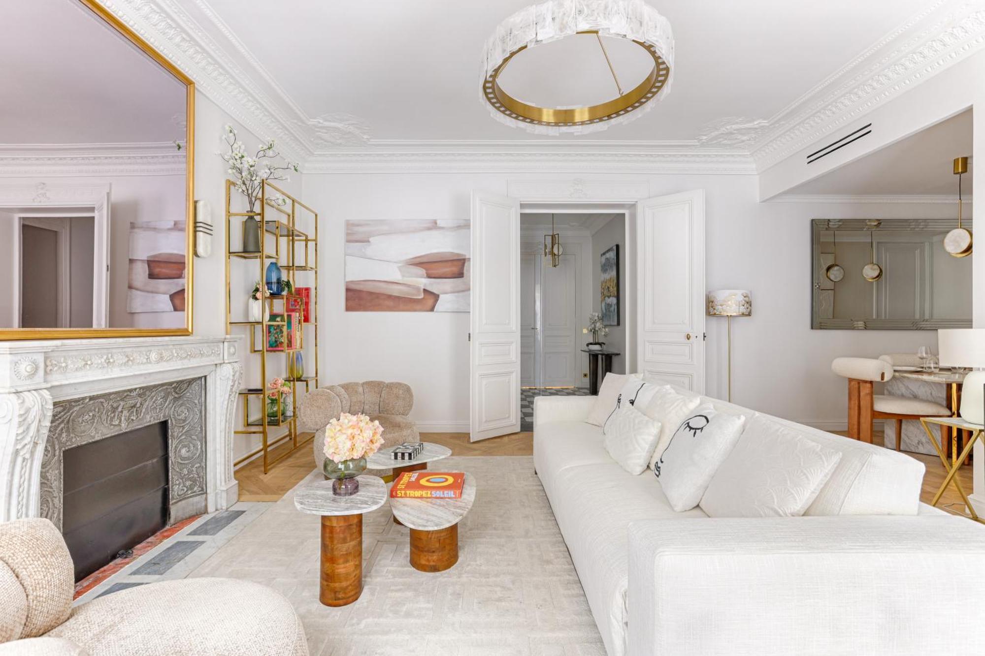 Elegant Luxury For 6 On Champs-elysees Apartment