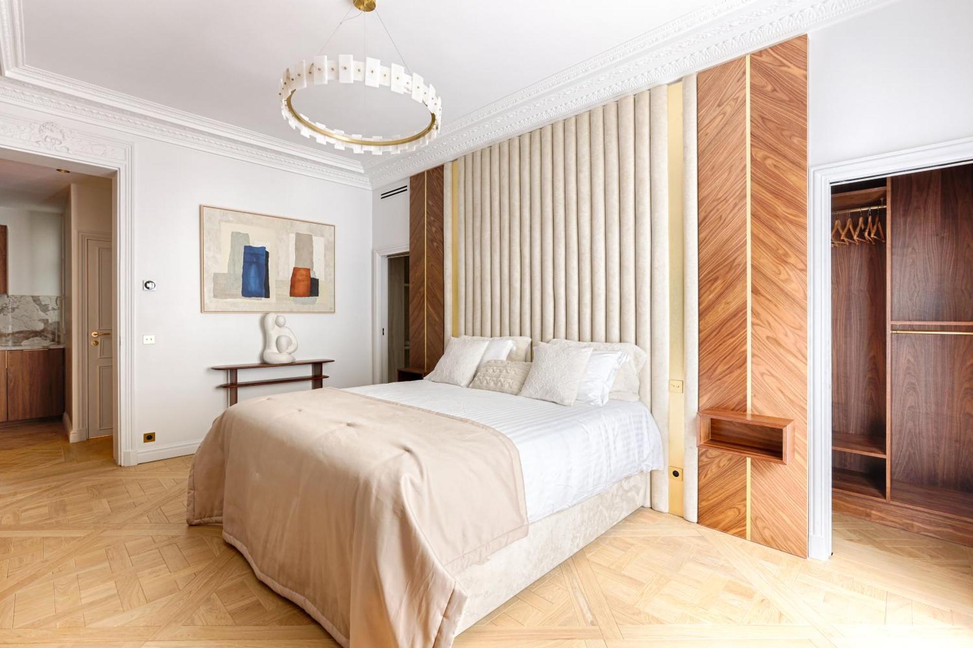 Elegant Luxury For 6 On Champs-elysees Apartment