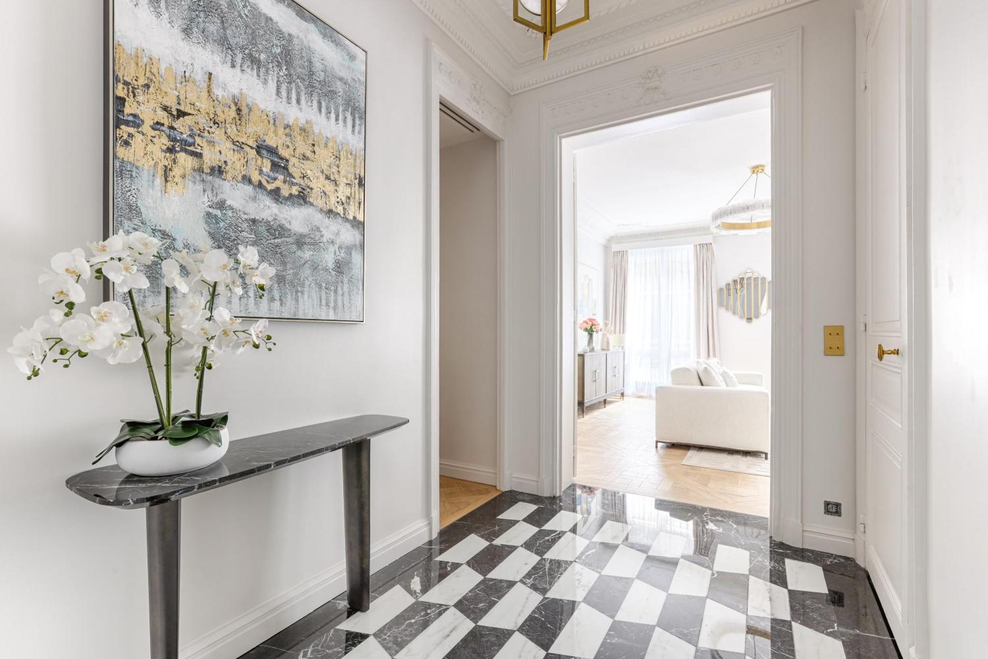 Elegant Luxury For 6 On Champs-elysees