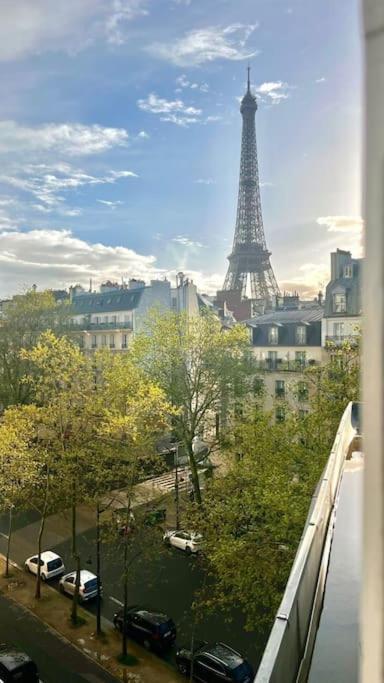 Center Eiffel Tower View