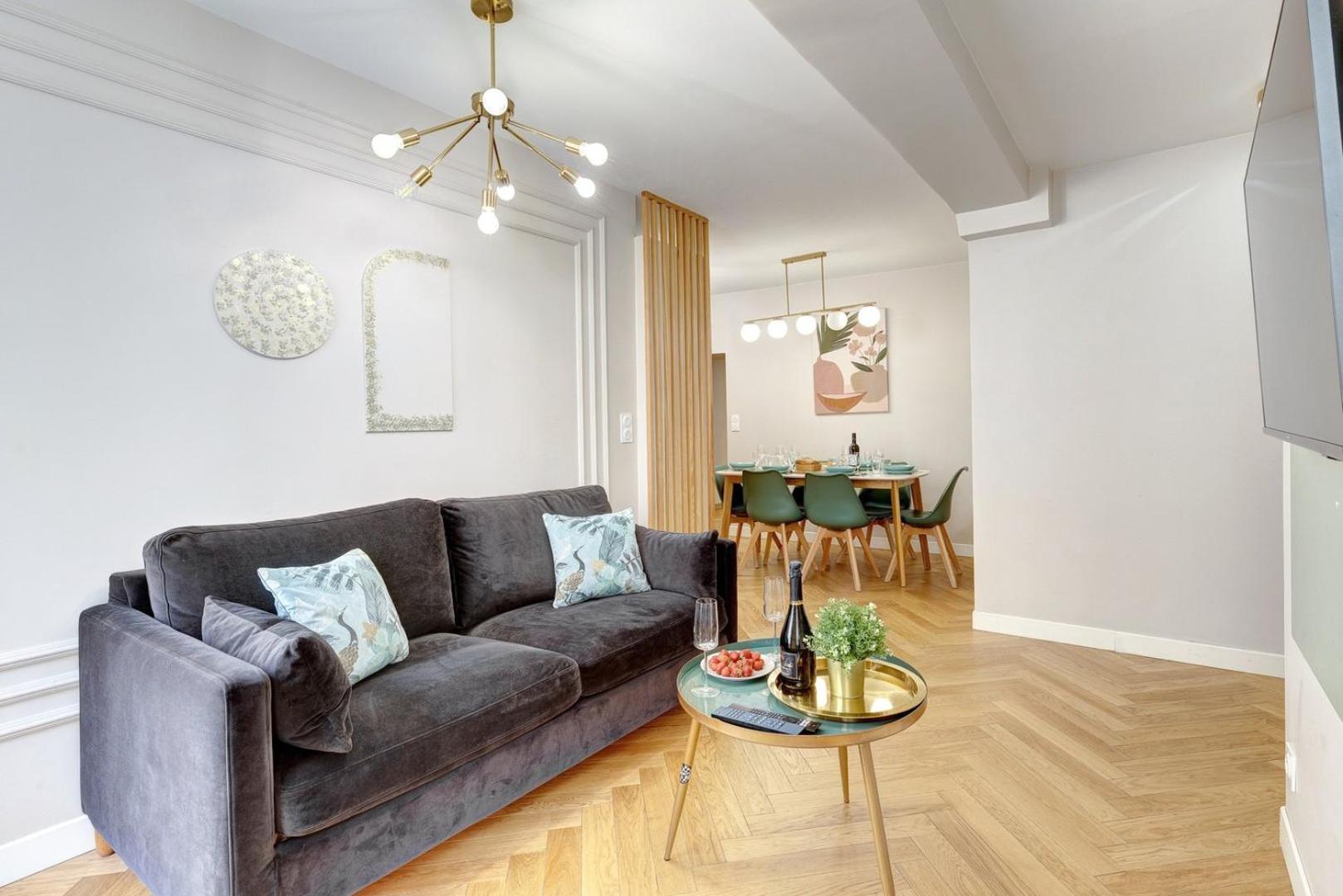 223 Rothschild - Superb In Apartment *