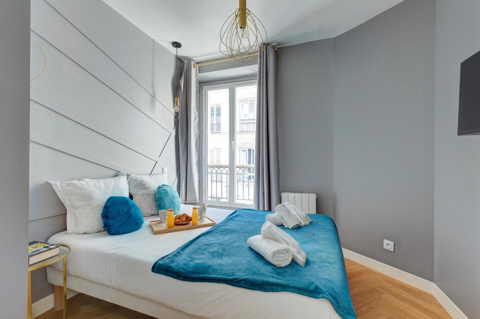 223 Rothschild - Superb In Apartment *