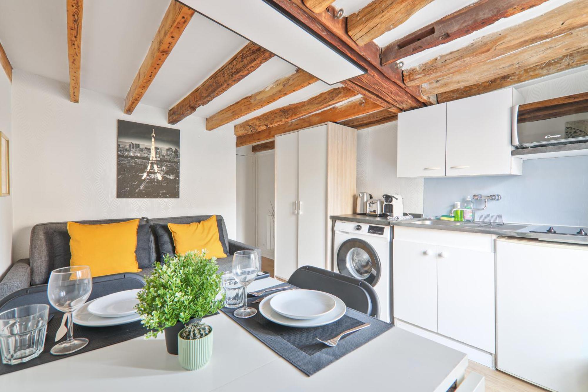Quartier Saint-michel Notre-dame 4 Free Netflix Paris