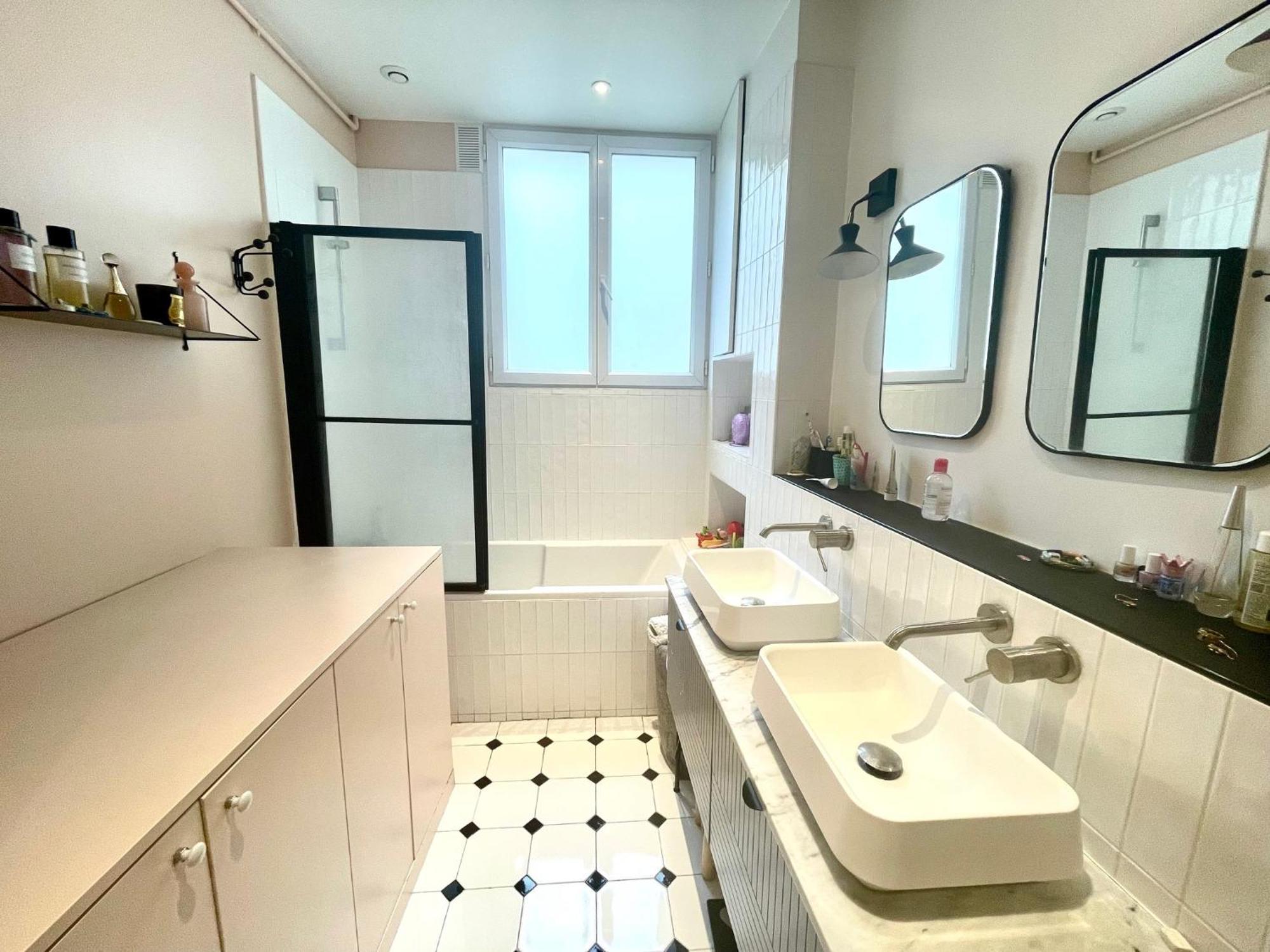 3 Bedrooms In Montmartre Paris