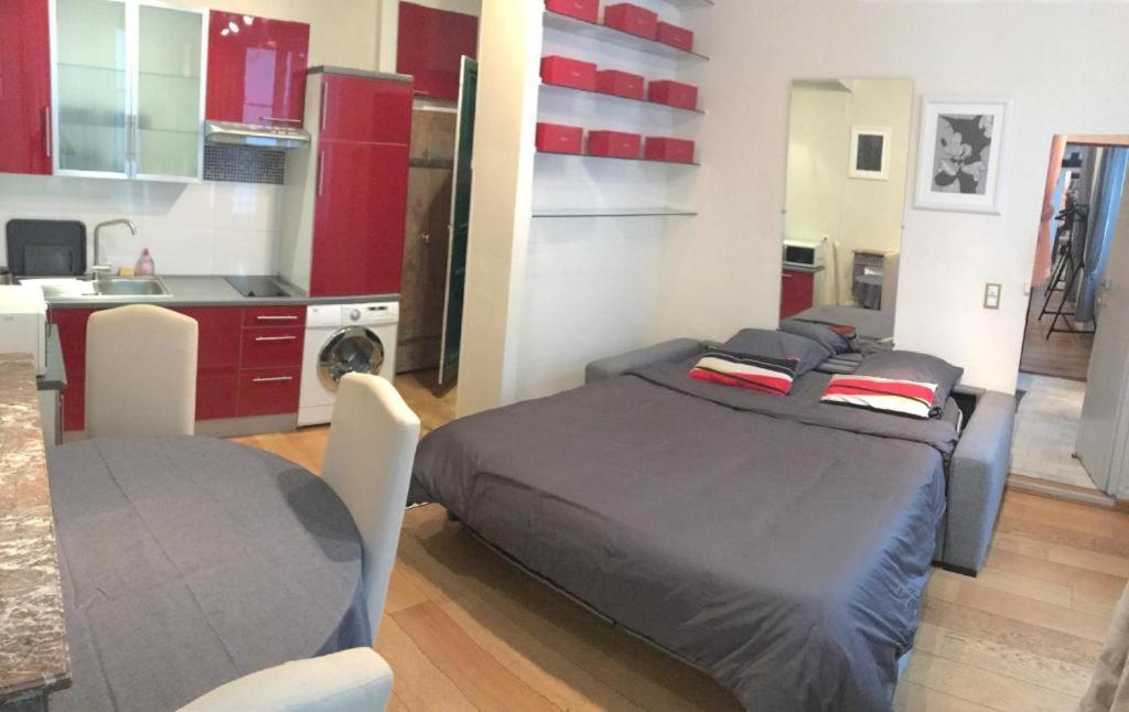 Apartment Center Saintgermainsdespres Paris