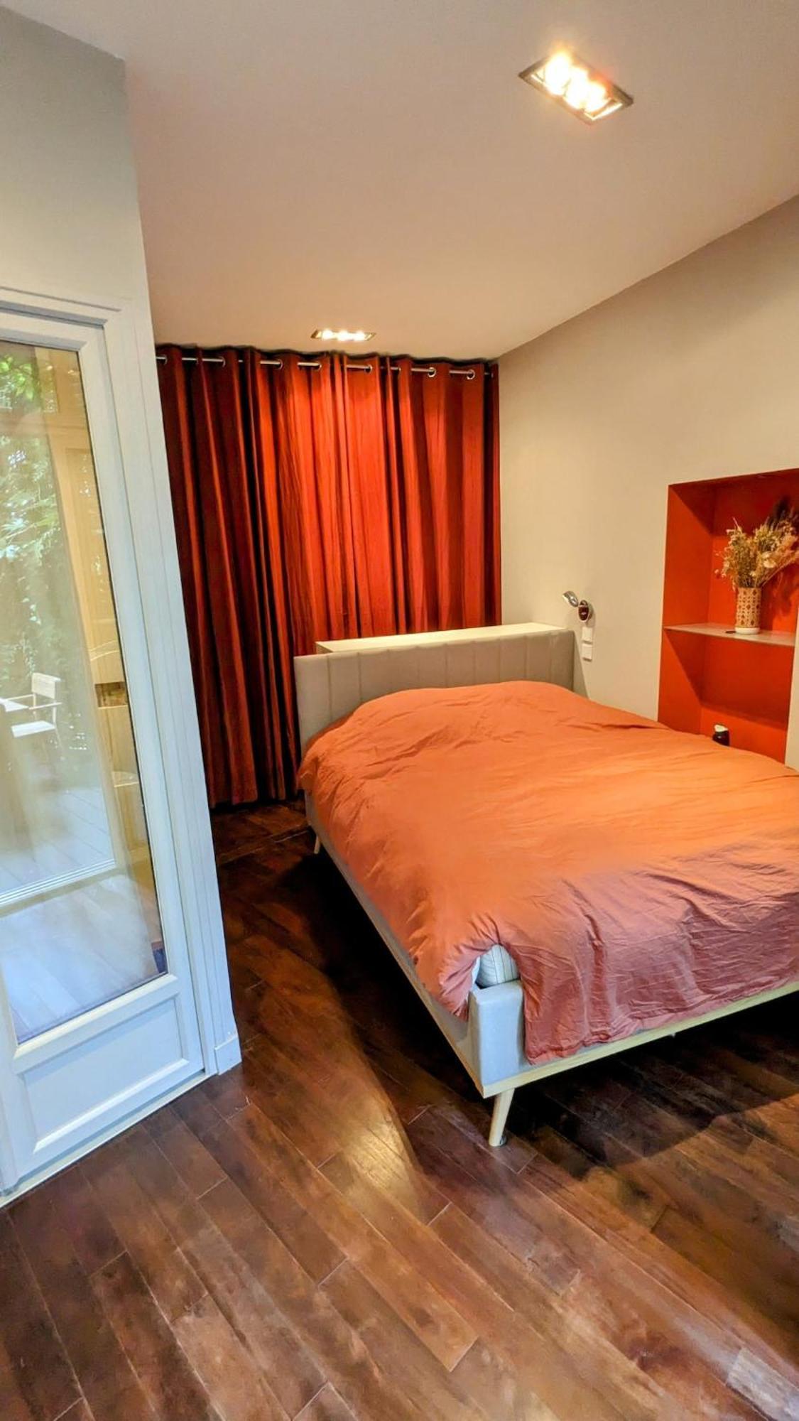 Beautiful With Private Garden Apartment Paris