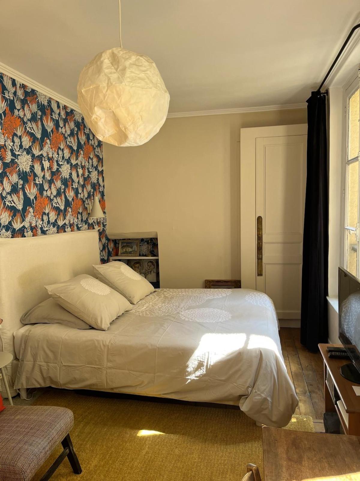 Typical Familial Old In Center Apartment Paris