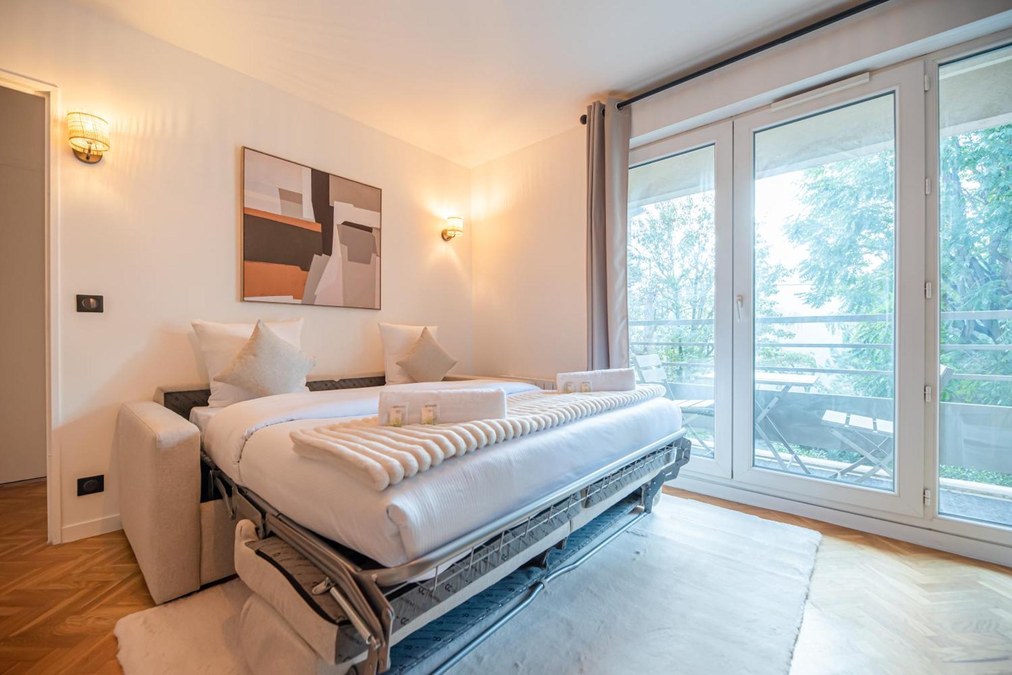 Cia - Flat With Balcony In East Paris, Buttes Chaumont Apartment