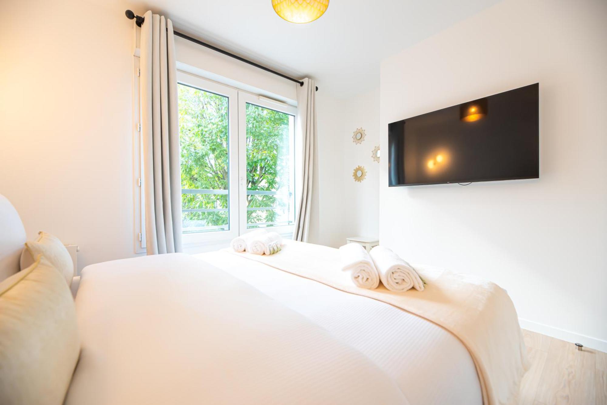 Cia - Flat With Balcony In East Paris, Buttes Chaumont Apartment