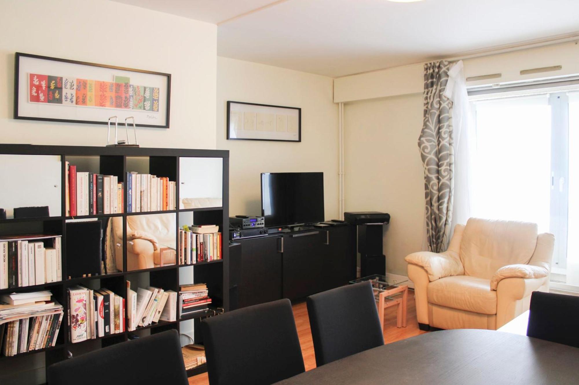 Spacious 3 With Balcony In Paris