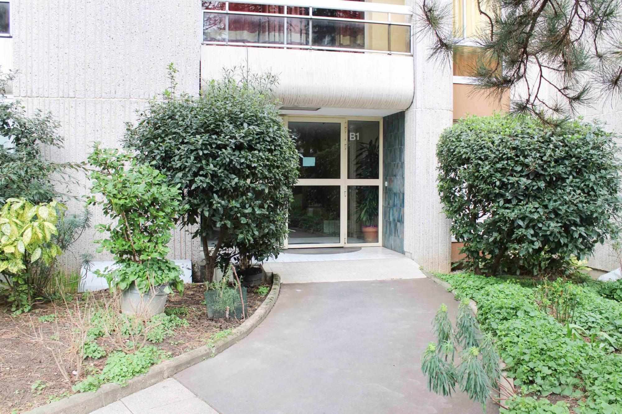 Spacious 3 With Balcony In Apartment Paris