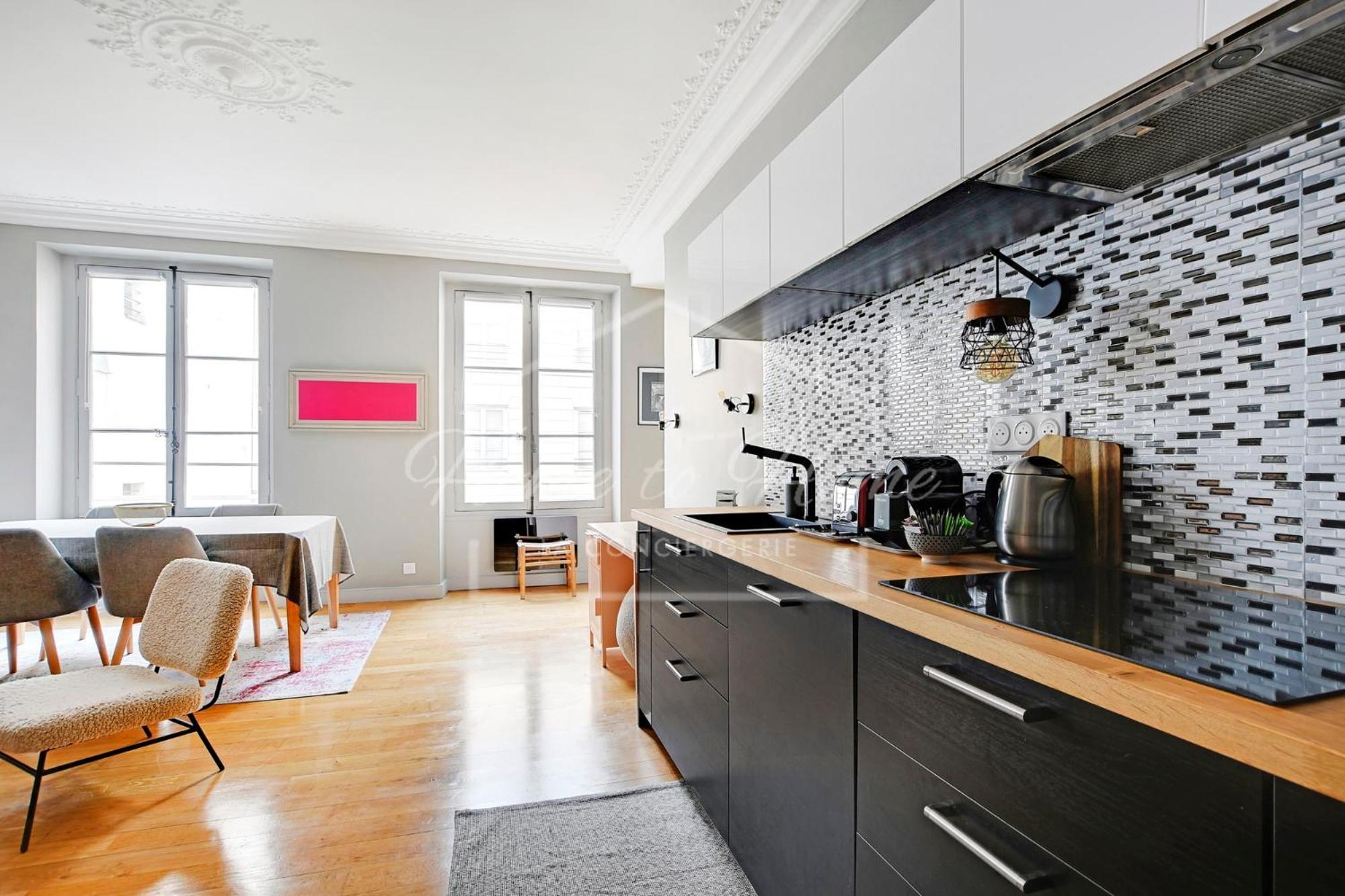 Rivoli Street - Tuileries Garden - Luxury Comfort