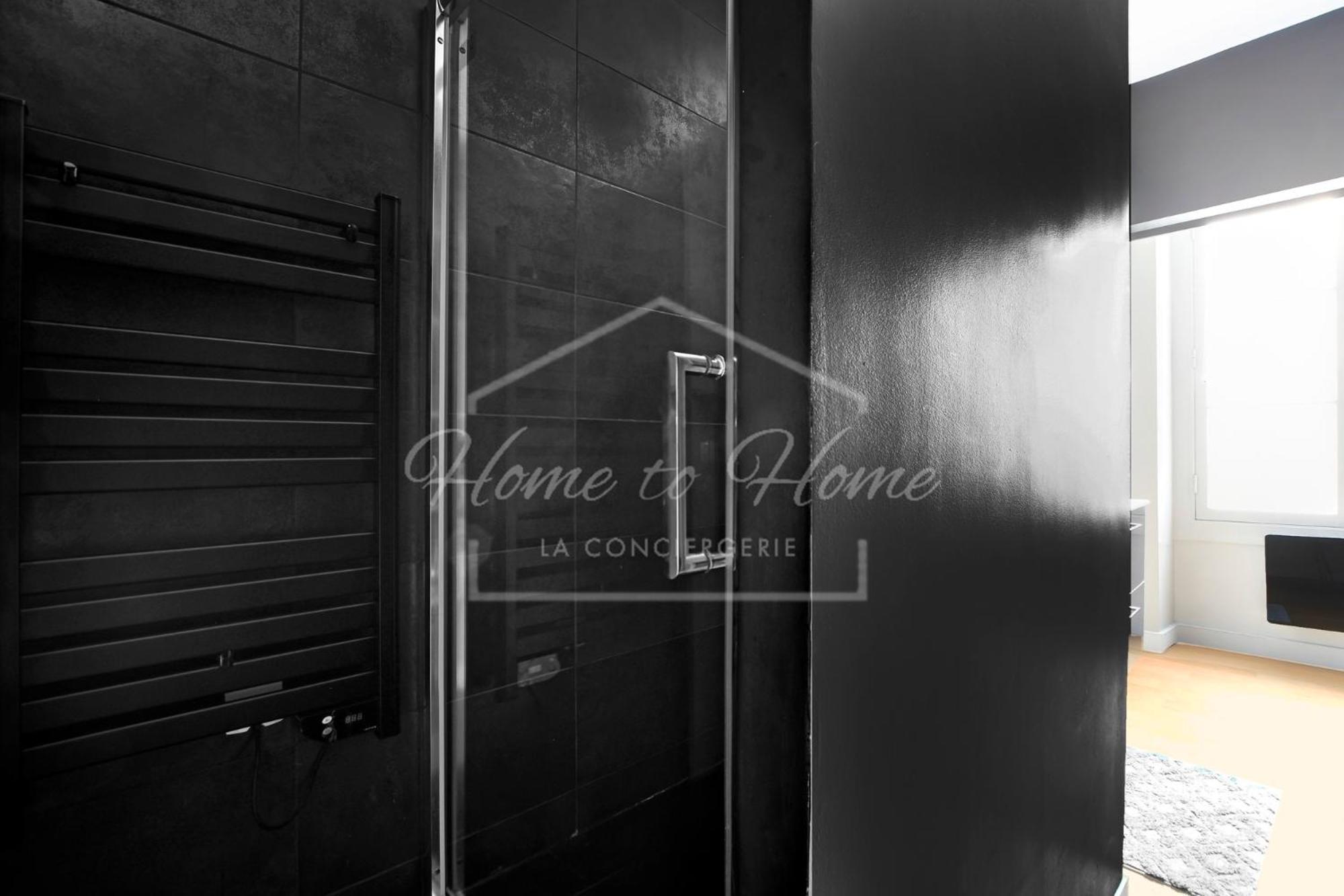 Rivoli Street - Tuileries Garden - Luxury Comfort