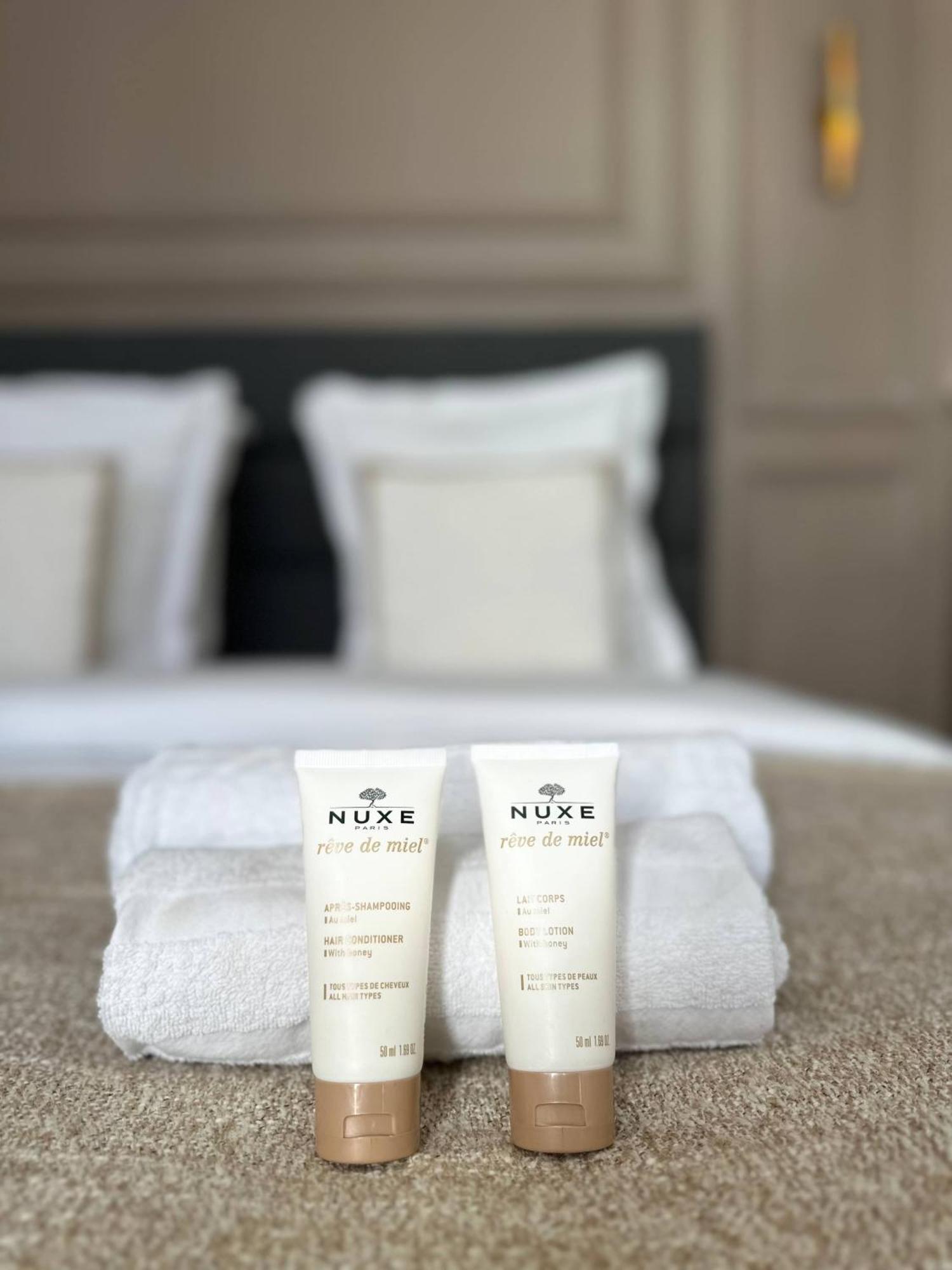 Premium In Champs-elysees * Paris