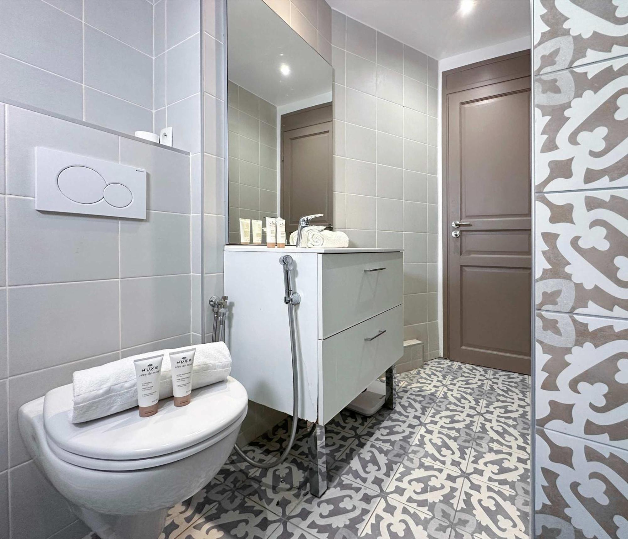 Premium In Champs-elysees Paris