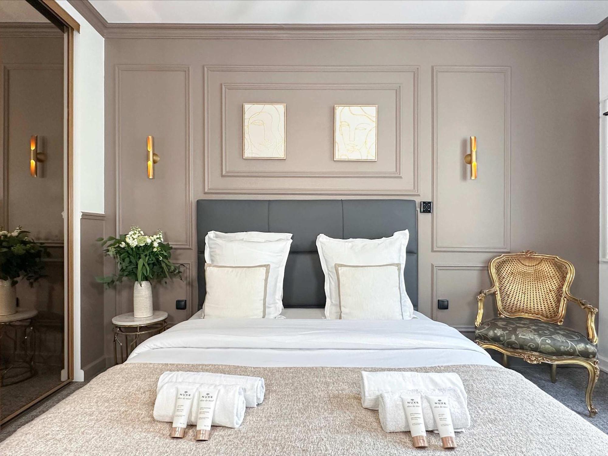 Premium In Champs-elysees Paris