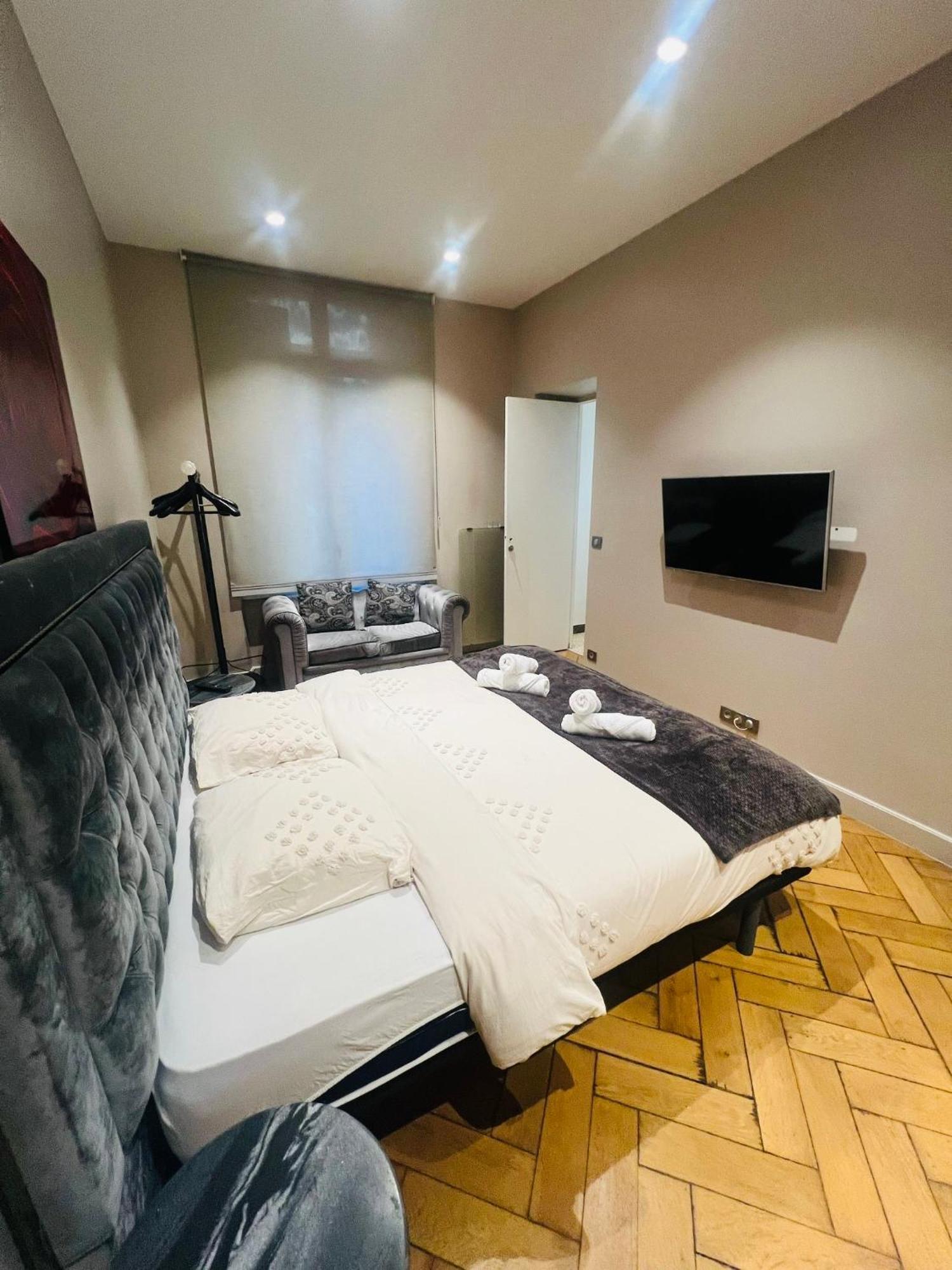 Apartment Tour Eiffel Montaigne