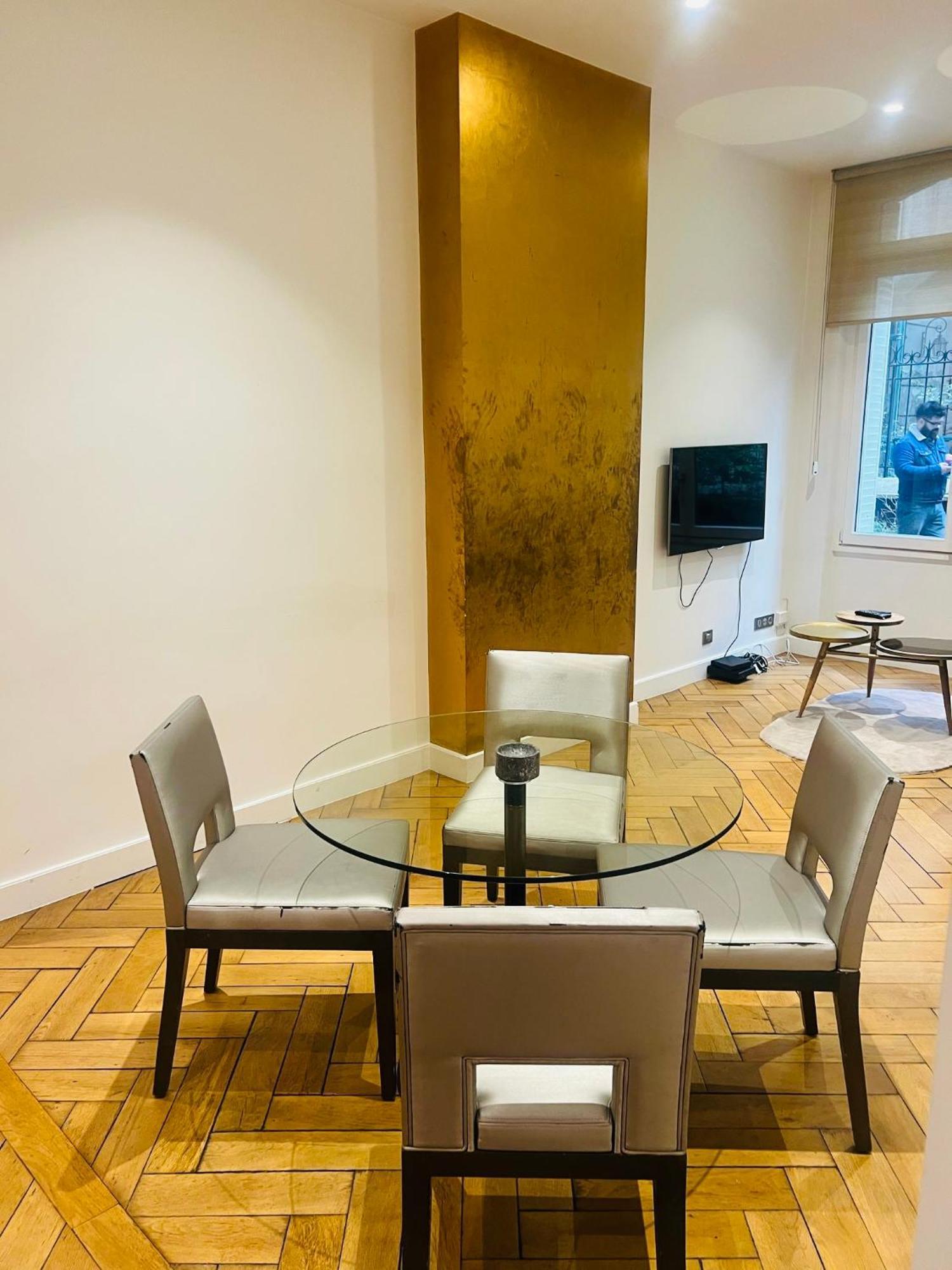 Tour Eiffel Montaigne Apartment *