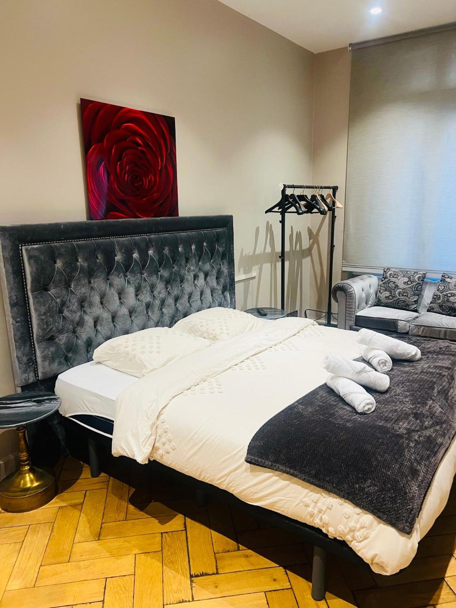 Tour Eiffel Montaigne Apartment