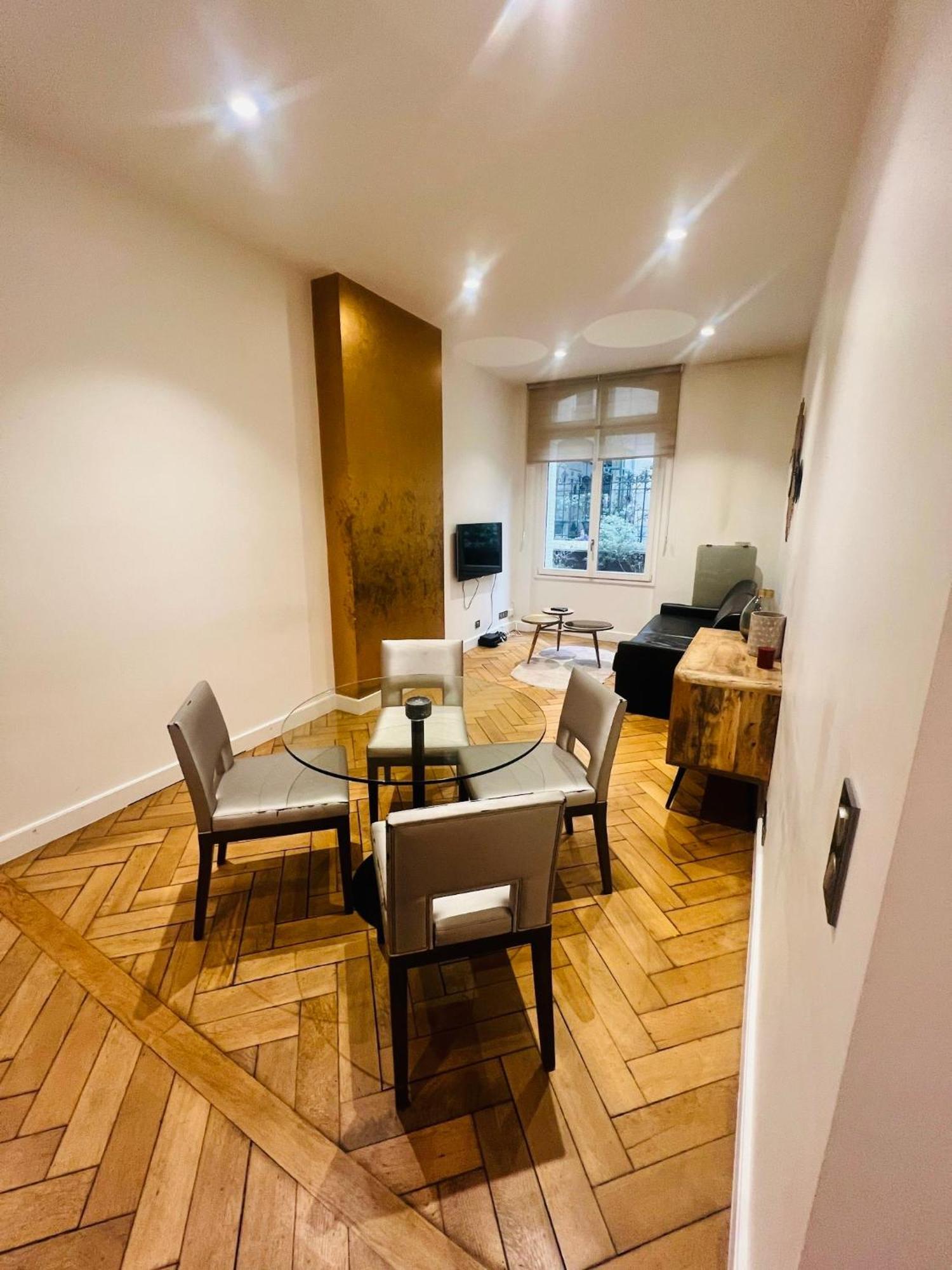 Tour Eiffel Montaigne Apartment