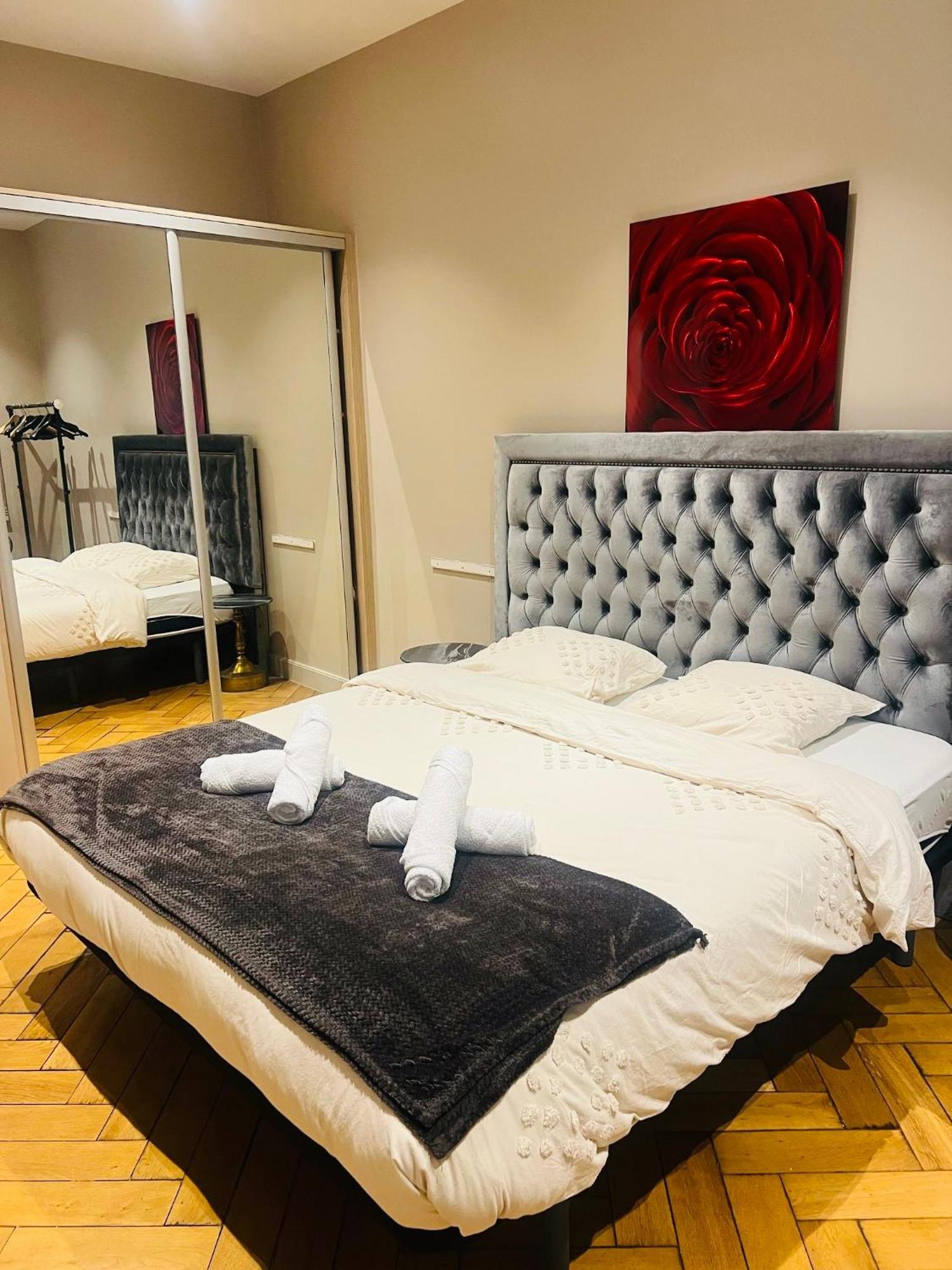 Tour Eiffel Montaigne Apartment