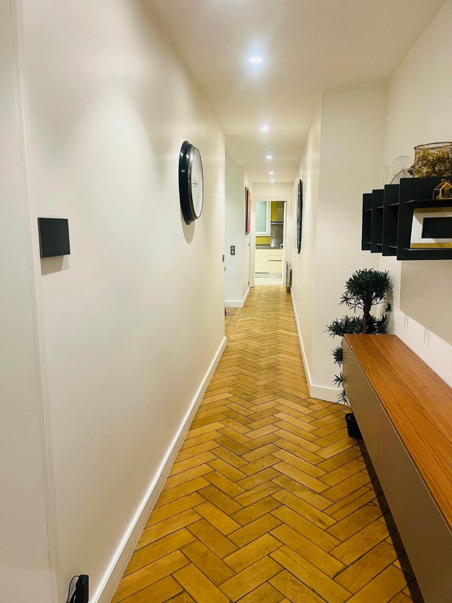 Tour Eiffel Montaigne Apartment *
