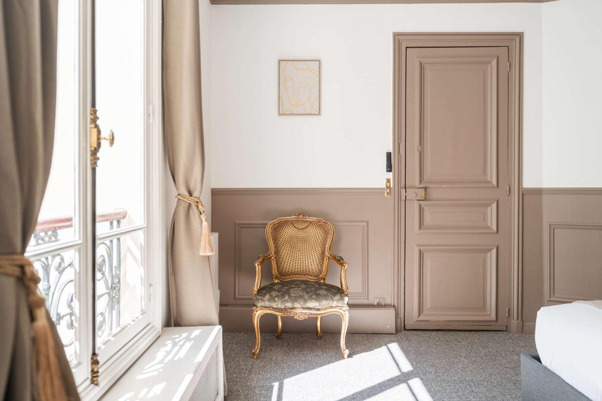 Premium In Champs-elysees