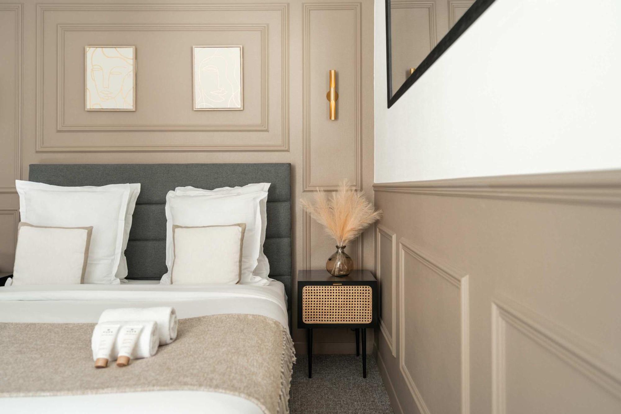 Premium In Champs-elysees *