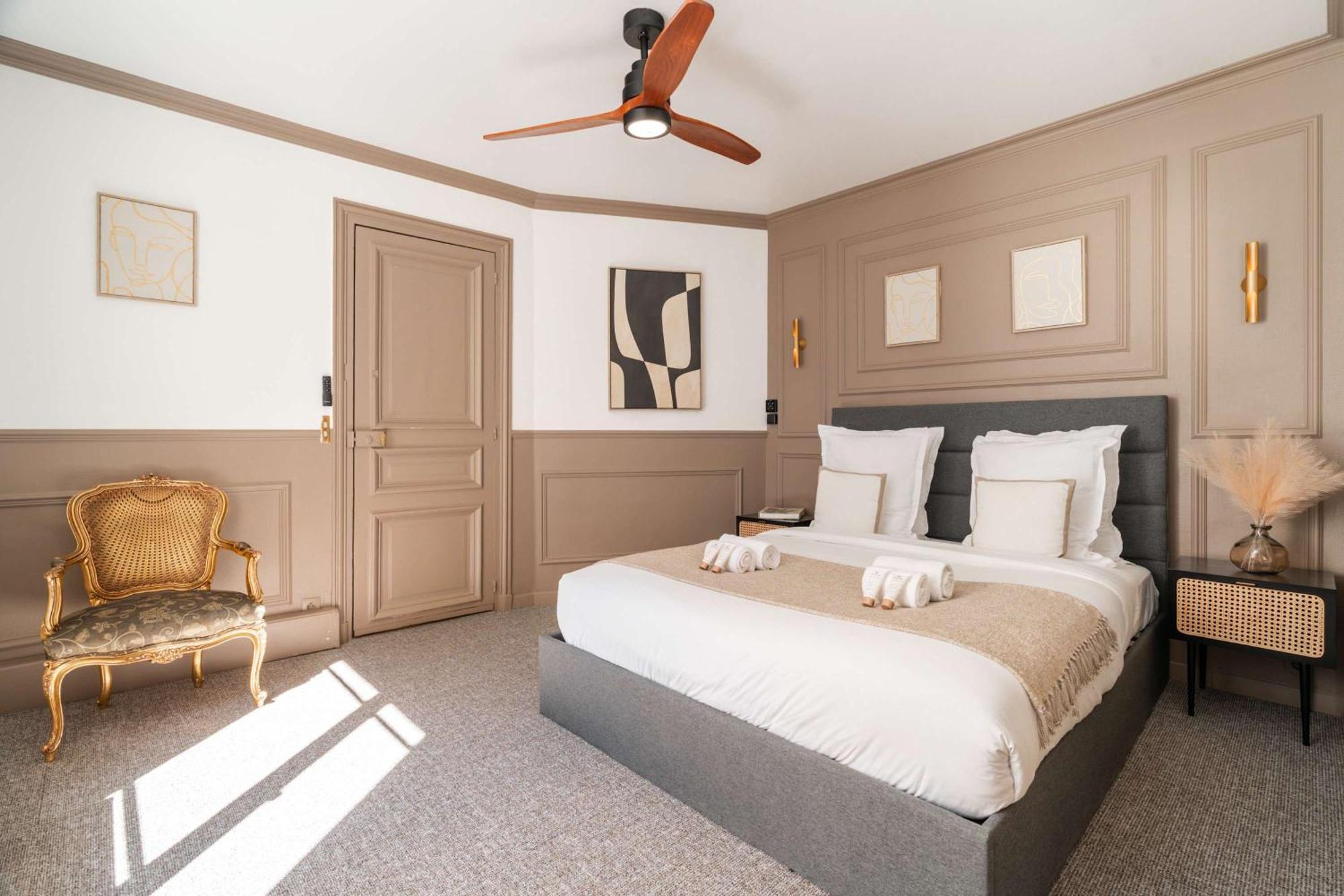 Premium In Champs-elysees Paris