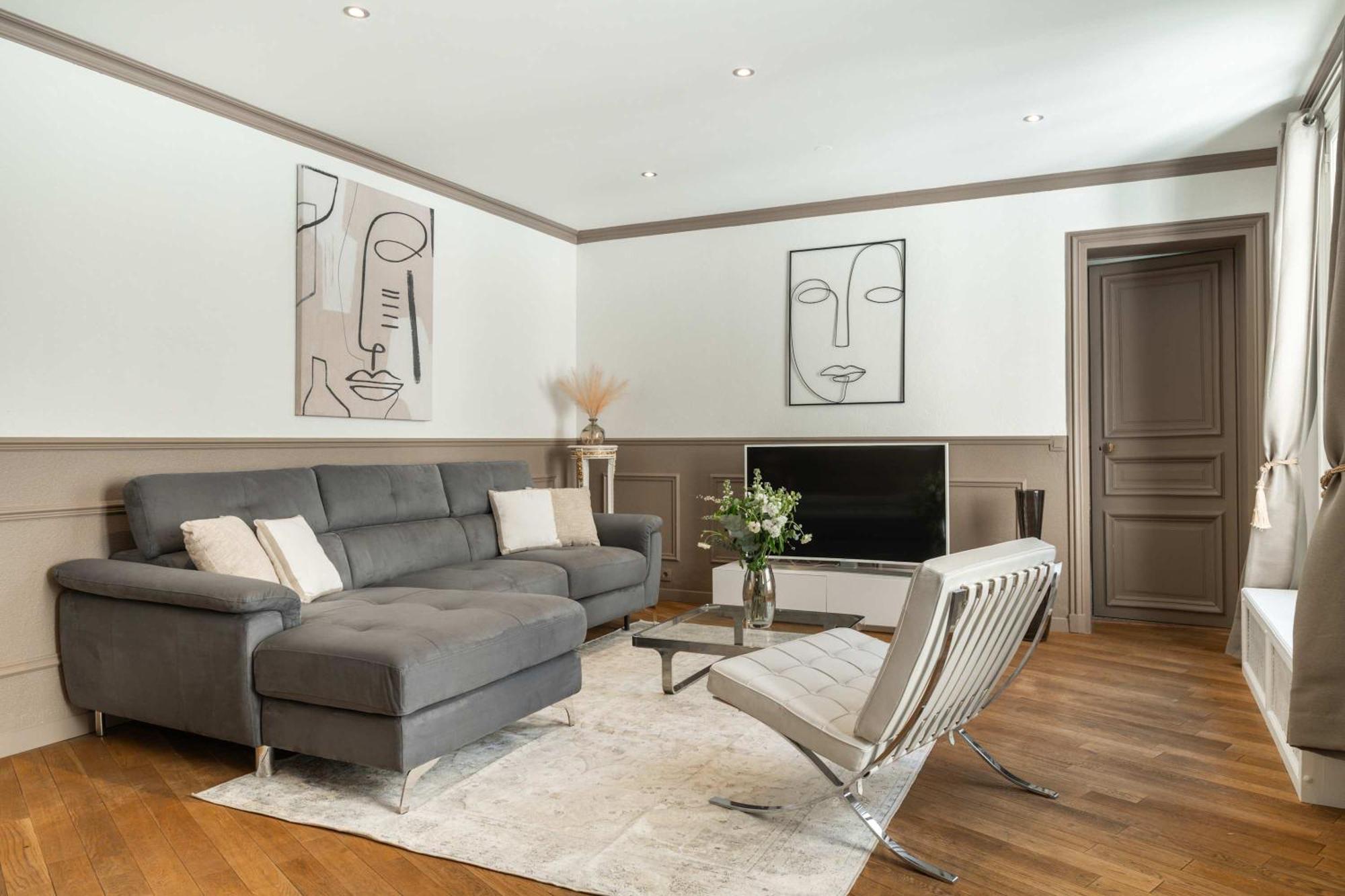 Premium In Champs-elysees