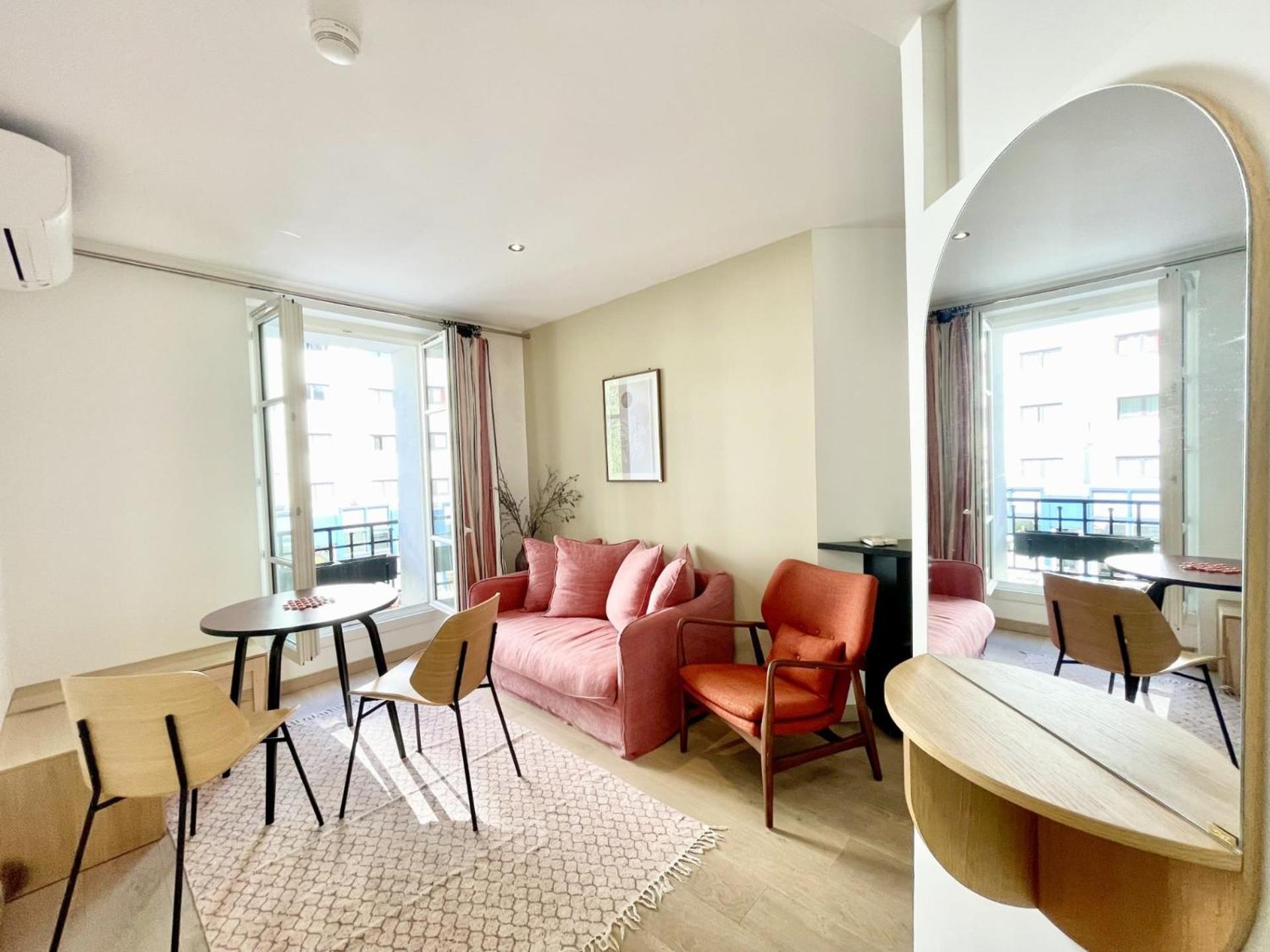 Parisian L Montmartre Apartment *