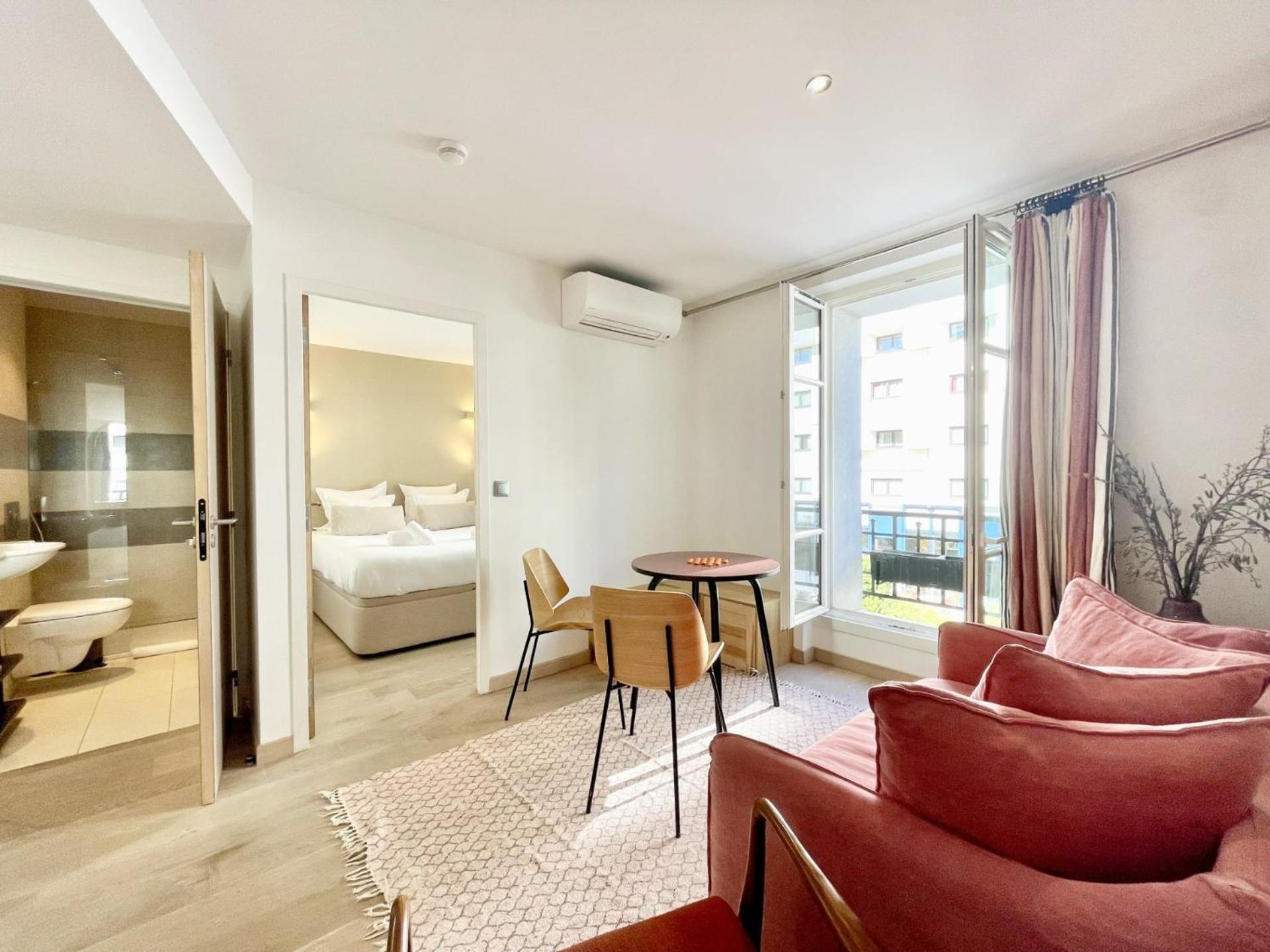Parisian L Montmartre Apartment