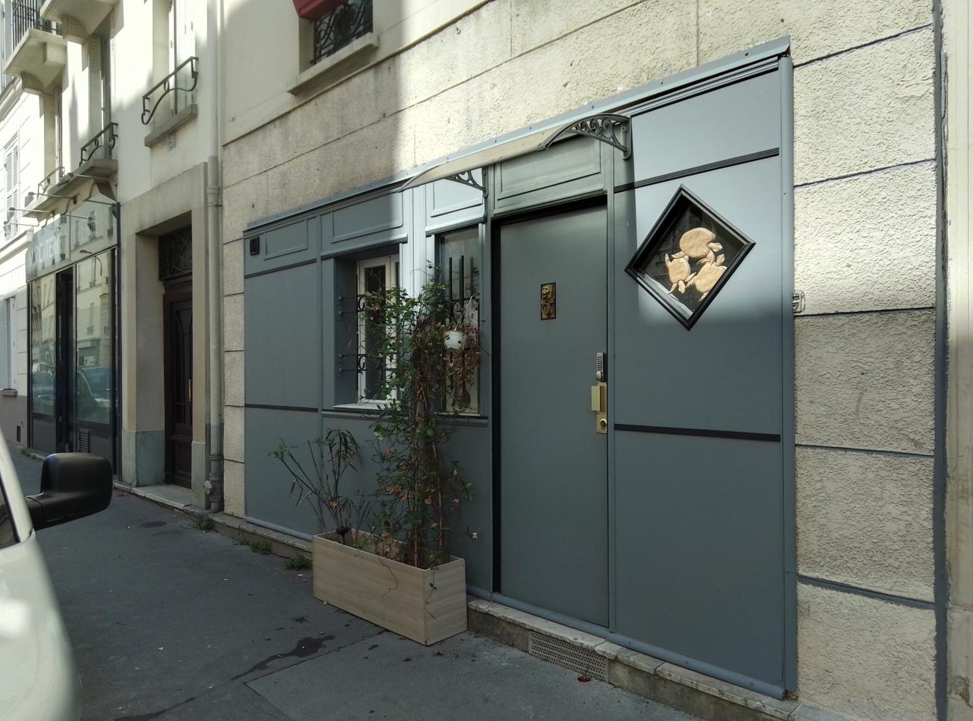 Familial Pour 1 A 5 Personnes De 42m2-rez De Chaussee-vues Sur Rue Et Patio Prive Ombrage - Sejour,chambre Separee,cuisine,salle De Bain,lit Double Et 2 Canapes Lits Depliant - Entree Cote Rue Berzelius-5 Minutes Du Metro Brocante ,bus 31, Paris