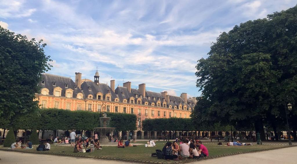 Boutique De La Place Des Vosges Paris