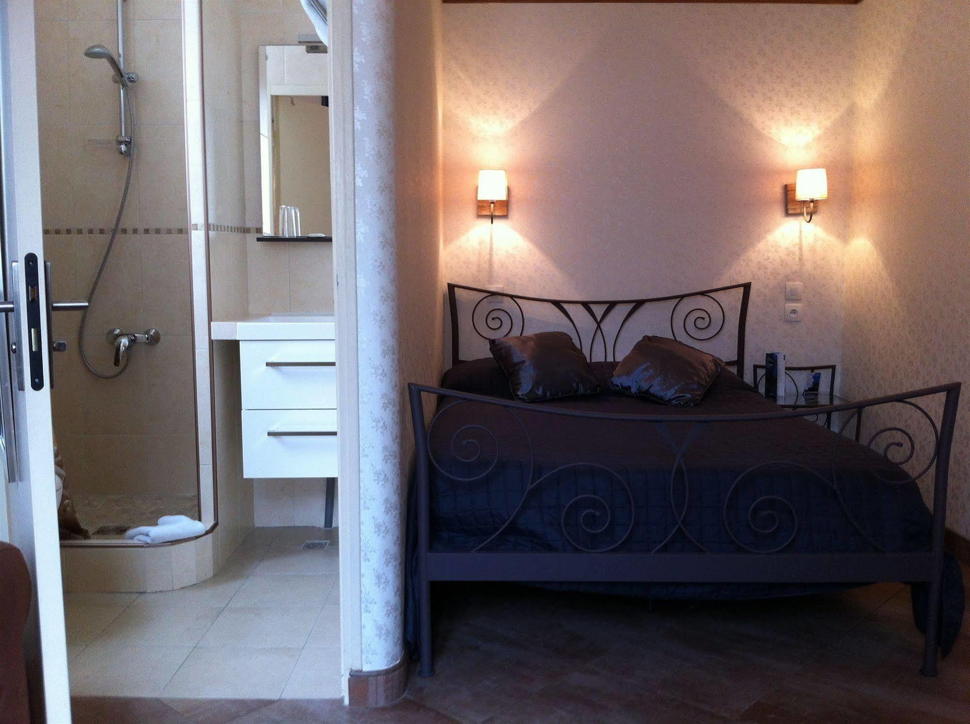 Hotel Les Chansonniers 3*