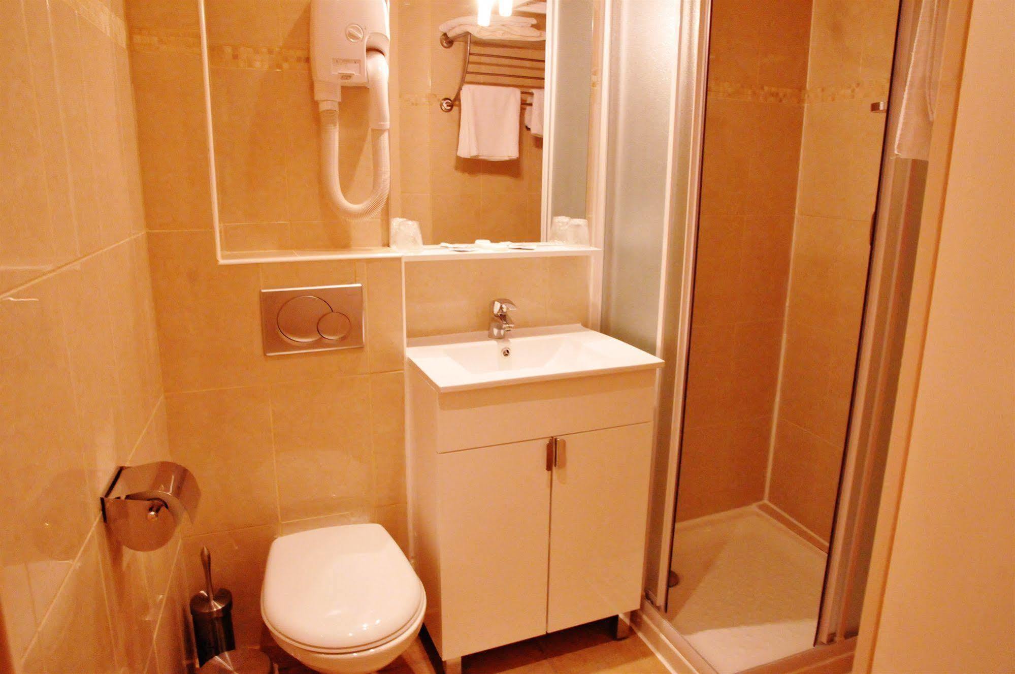 Hotel Les Chansonniers Paris