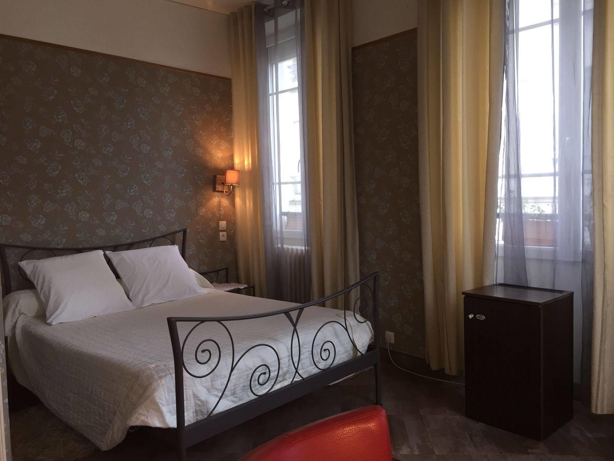 Hotel Les Chansonniers 3*
